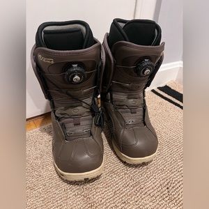 Vans women’s snowboarding boots, barely worn, brown leather, quick release